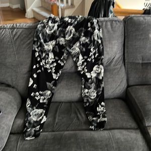 Brand new without tags black and white floral jogger pants size XL.